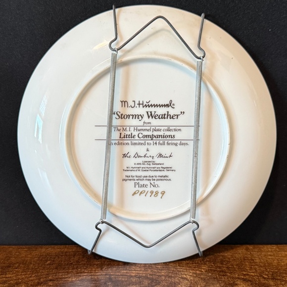 M.J. HUMMEL Collector Plate Little Companions “Stormy Weather" - Picture 5 of 7